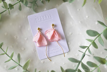 Load image into Gallery viewer, Petal Polymer Clay Earrings (pink pearl 2)