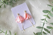 Load image into Gallery viewer, Petal Polymer Clay Earrings (pink pearl 1)