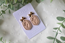 Load image into Gallery viewer, Flower Print Polymer Clay Earrings (wheat 6)