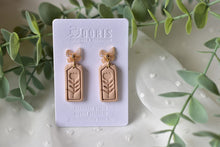 Load image into Gallery viewer, Flower Print Polymer Clay Earrings (wheat 3)