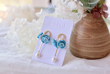 Load image into Gallery viewer, Blue White Flower Polymer Clay Earrings
