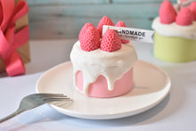 Load image into Gallery viewer, Scented strawberry cake candle