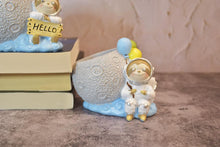 Load image into Gallery viewer, Moon Pots - Spaceman Planters - Succulent pots - Made of resin