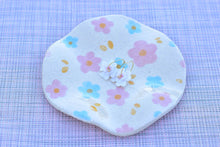 Load image into Gallery viewer, Daisy cake plate - Handmade jewellery tray
