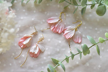 Load image into Gallery viewer, Petal Polymer Clay Earrings (white&amp;pink pearl 1)
