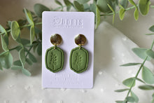 Load image into Gallery viewer, Flower Print Polymer Clay Earrings (green 1)
