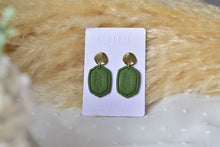 Load image into Gallery viewer, Flower Print Polymer Clay Earrings (green 1)
