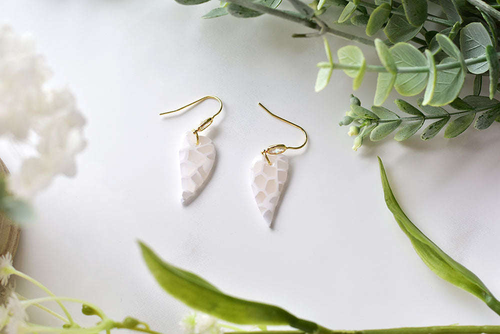 Leave statement earrings - marbling style earrings (white)