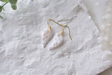 Load image into Gallery viewer, Leave statement earrings - marbling style earrings (white)
