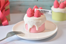 Load image into Gallery viewer, Scented strawberry cake candle
