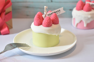 Scented strawberry cake candle